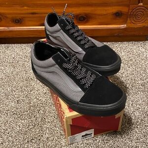 Vans Kid’s Old Skool Black and Gray Low-Top Sneakers Size 5.5